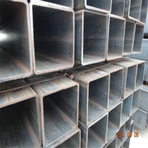 Tubo fabricado con materiales de alta resistencia, en sección cuadrada, 6mts de largo, negro. - SegSteel Perú