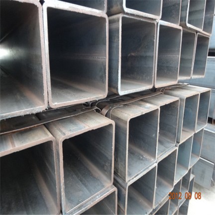 Tubo fabricado con materiales de alta resistencia, en sección cuadrada, 6mts de largo, negro. - SegSteel Perú